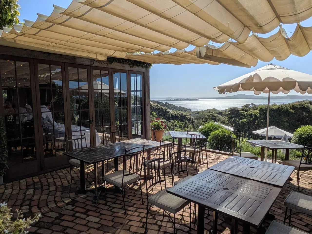 Fünfunddreißig Minuten in ein anderes Land: Waiheke Island von Auckland aus
